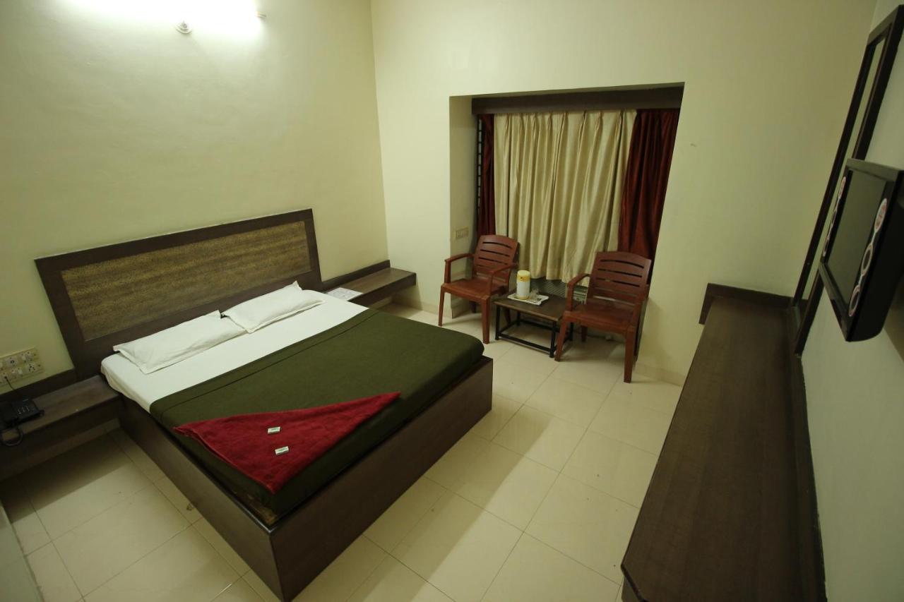 Hotel Laxmibai Palace Shirdi Exterior photo